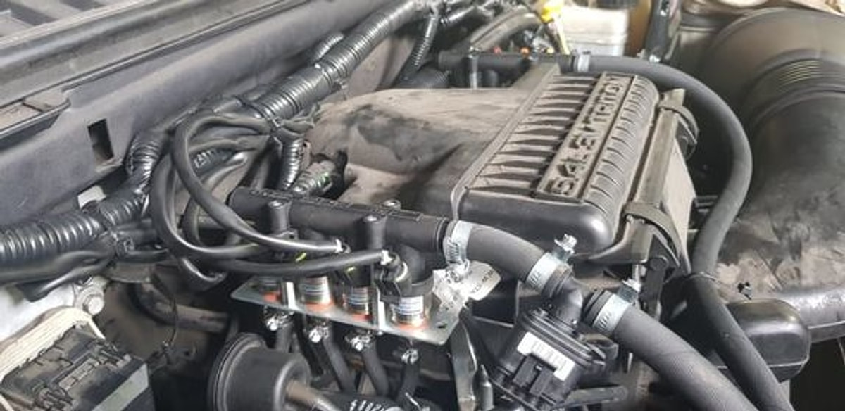 Automobilis su įranga — Automobilio vaizdas po kapotu su įmontuota įranga
