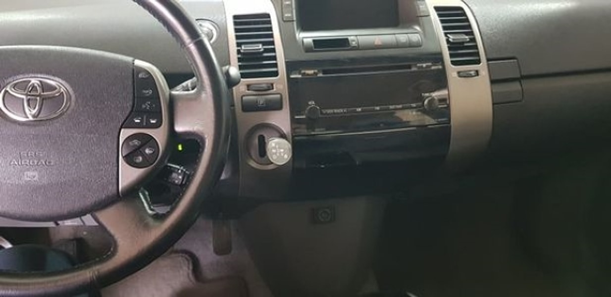 Įjungimo mygtukas Toyota automobilyje — Dujinės įrangos įjungimo/išjungimo mygtukas automobilio salone