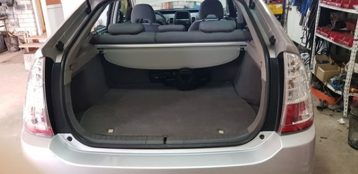 Tuščia bagažinė — Automobilio tuščia bagažinė, parodanti, jog dujinis balionas neužima vietos bagažinėje ir jis nėra matomas.