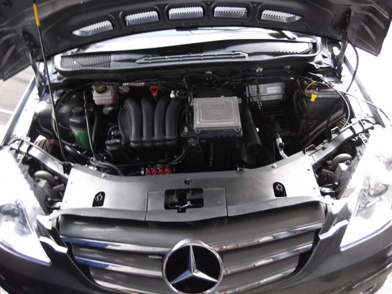 Mercedes su įranga — Mercedes automobilio vaizdas po kapotu su įmontuota įranga
