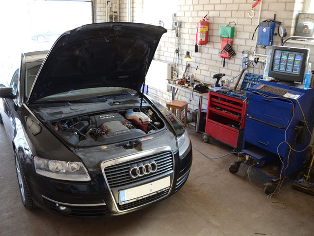 Automobilis — Automobilis su atidarytu kapotu serviso viduje