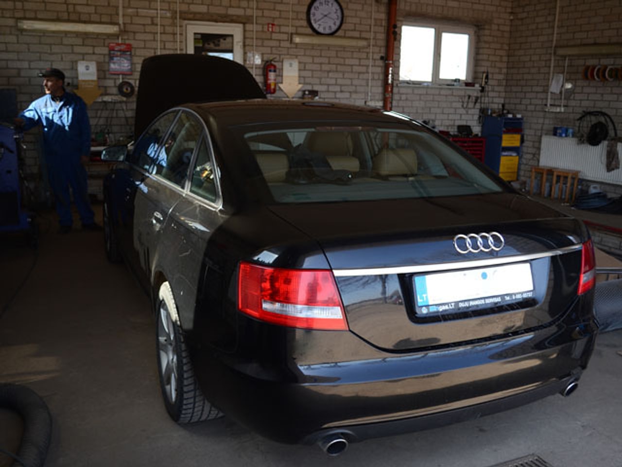 Audi diagnostika — Darbuotojas atlieka Audi automobilio diagnostiką