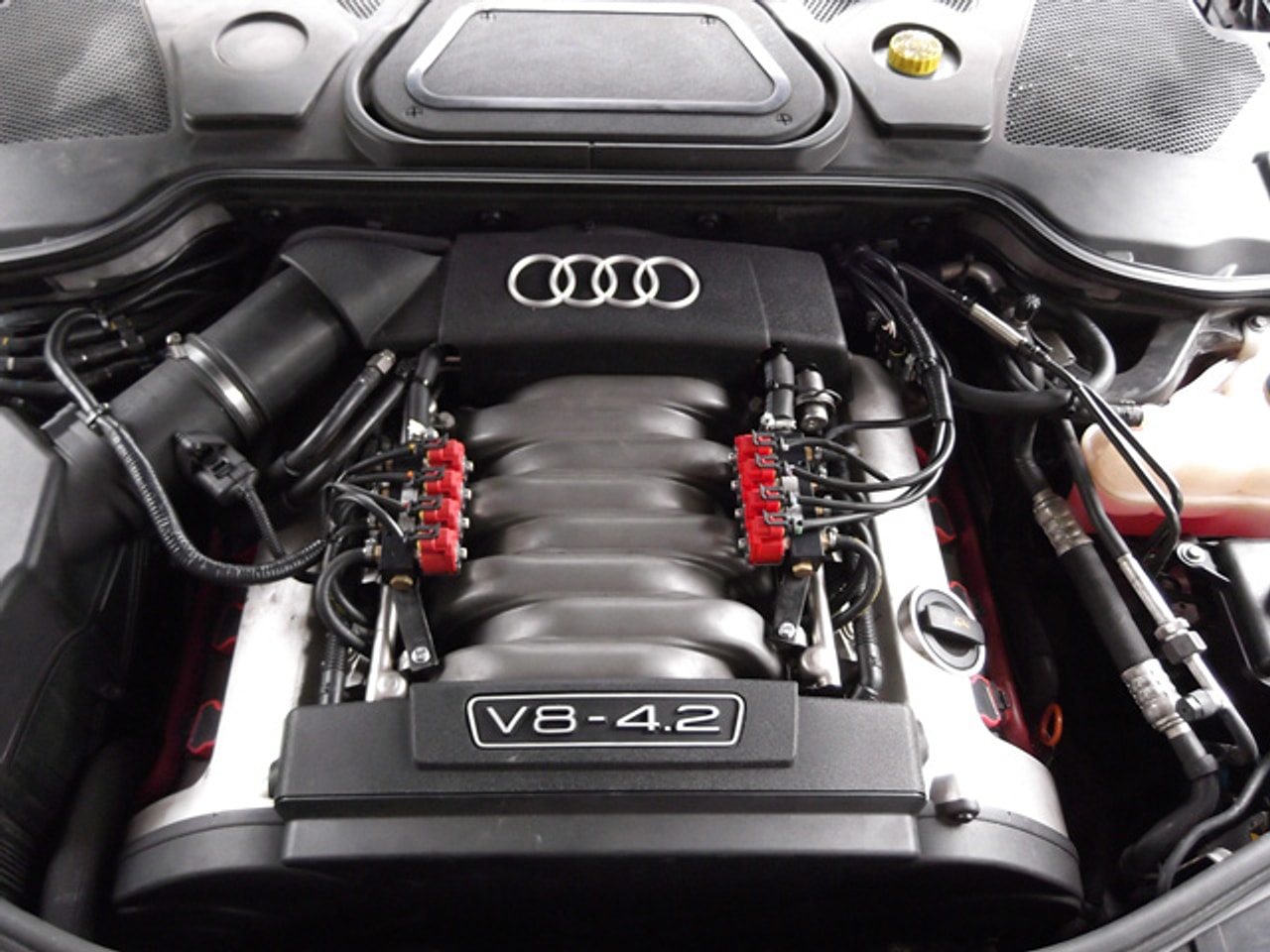 V8 Audi Automobilis su įranga